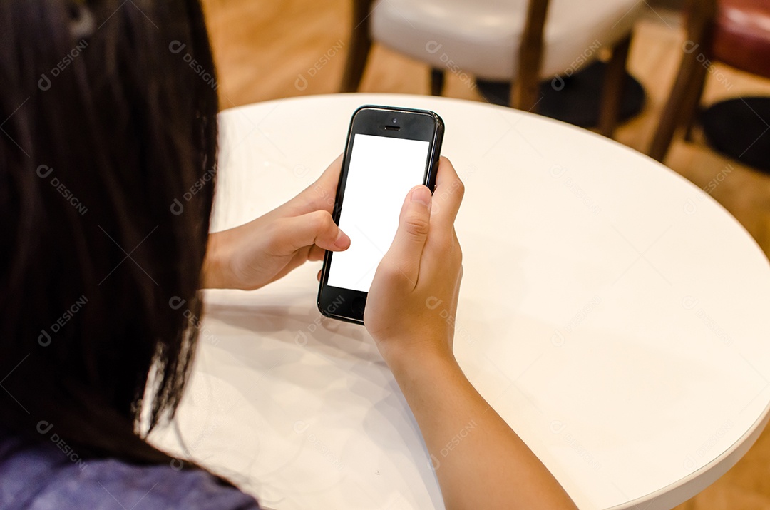Mão feminina segurando e jogando telefone inteligente.