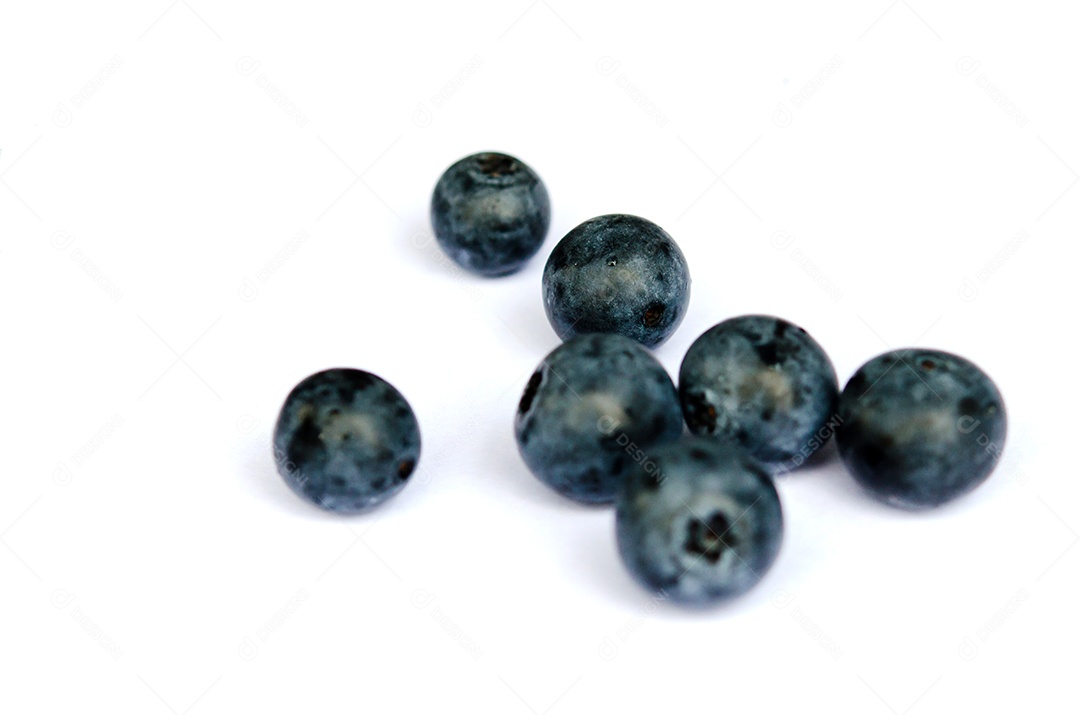 Mirtilos em fundo branco.