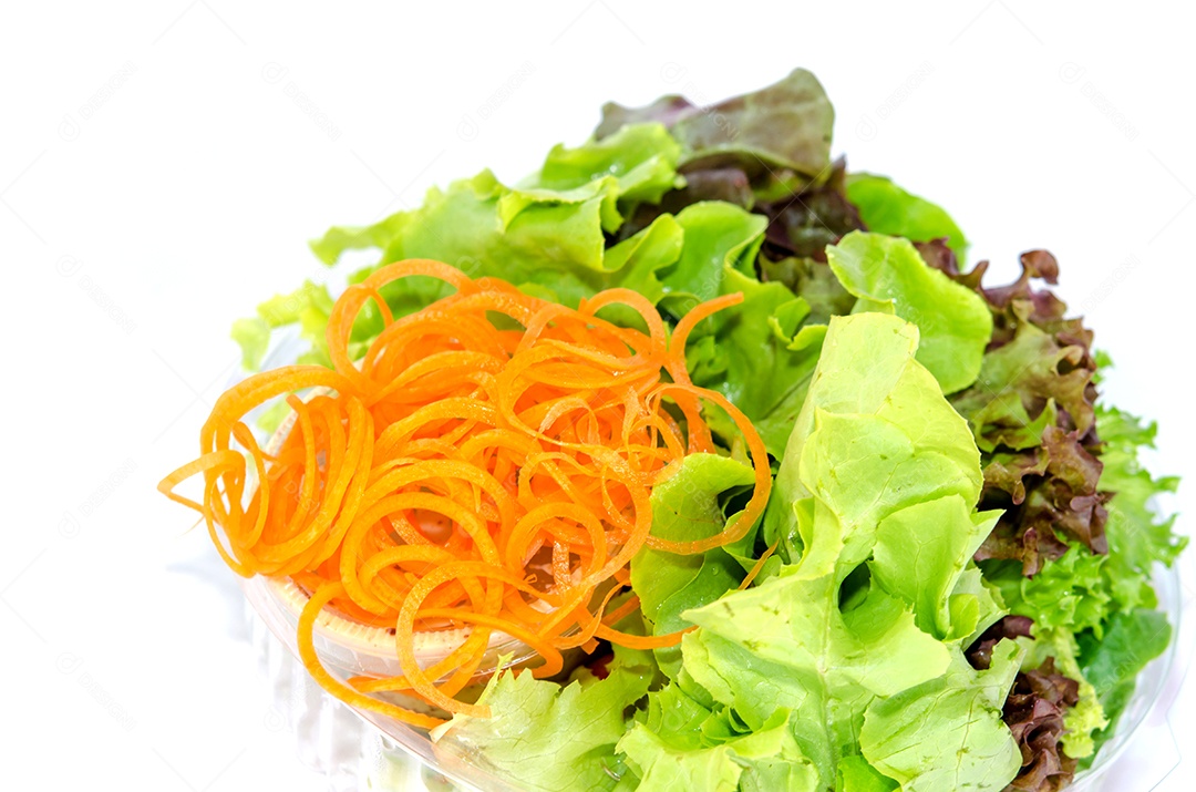 Salada de legumes fresca no fundo branco.