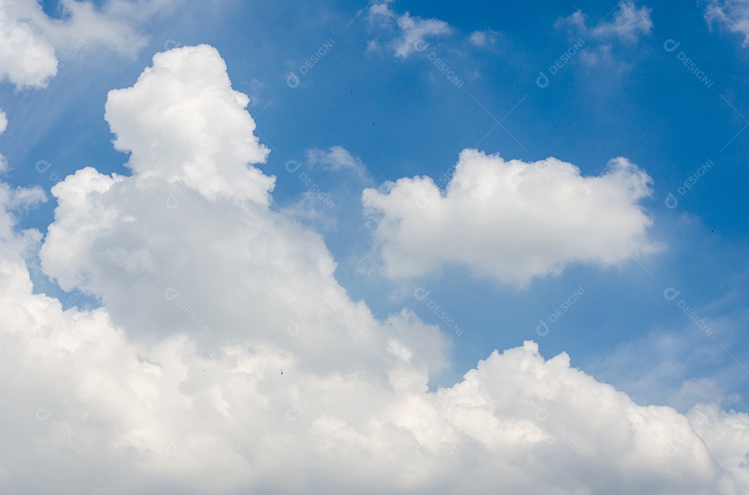 Fundo de céu azul com nuvens.