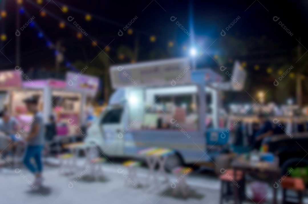 Fundo desfocado de caminhões de comida.