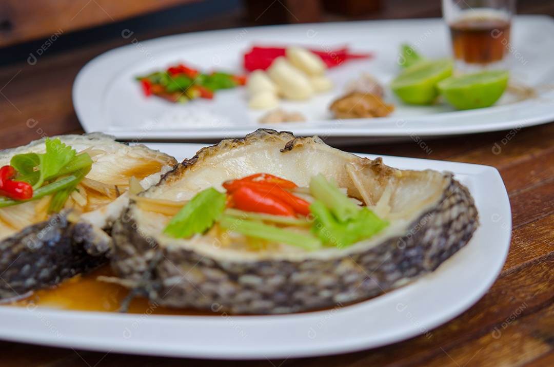 Peixe de neve cozido no vapor com molho de soja.