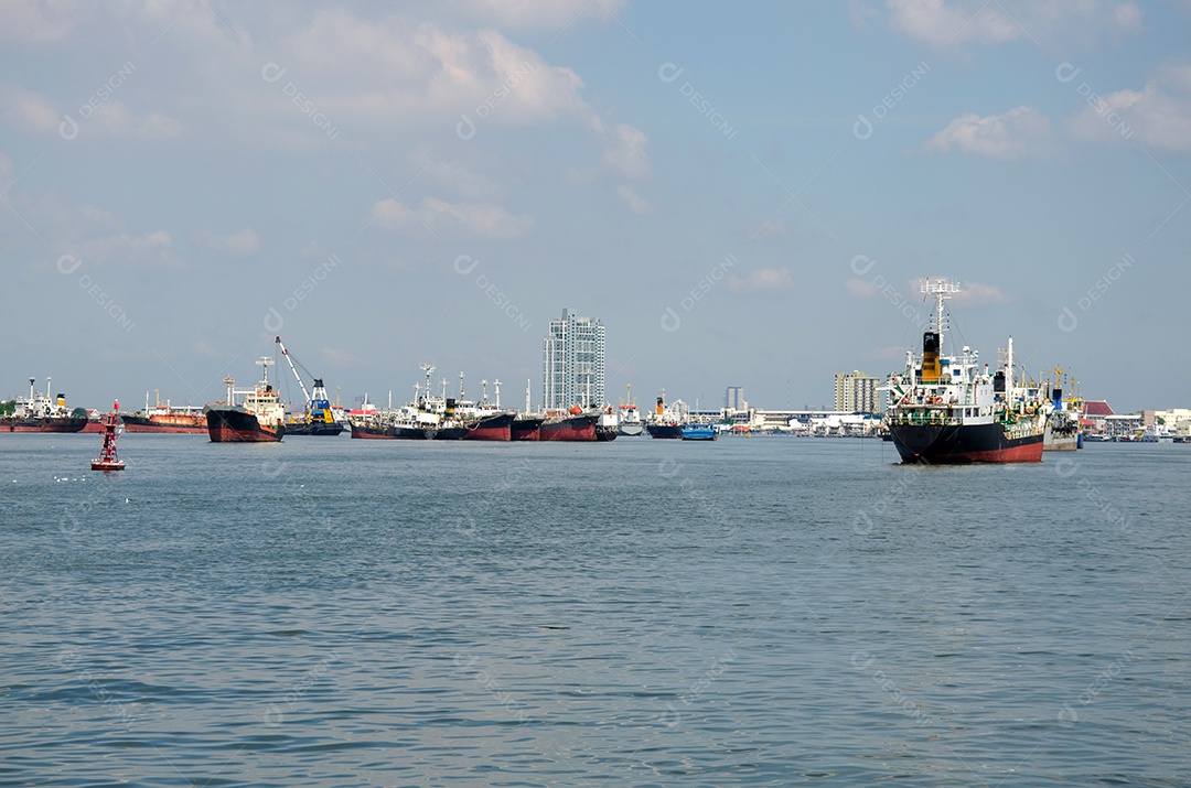 Navio de carga de contêiner no oceano. Transporte de carga.