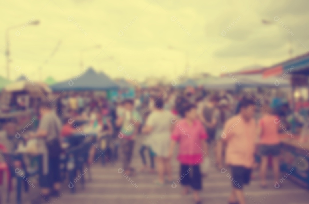 Resumo pessoas turva andando no mercado.