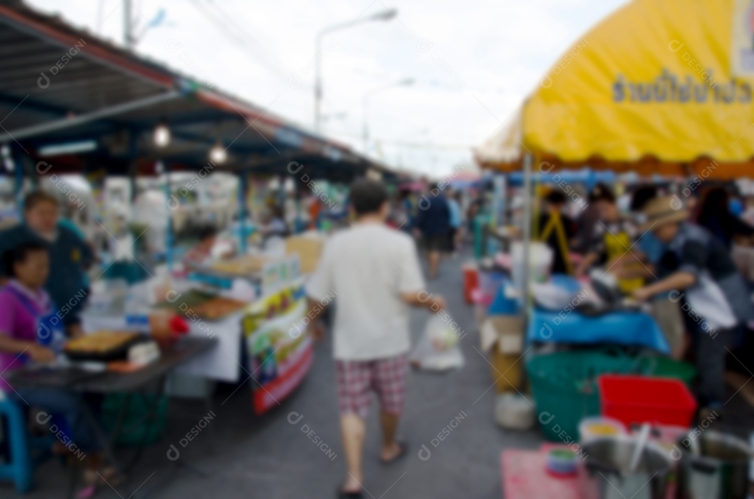 Resumo pessoas turva andando no mercado.