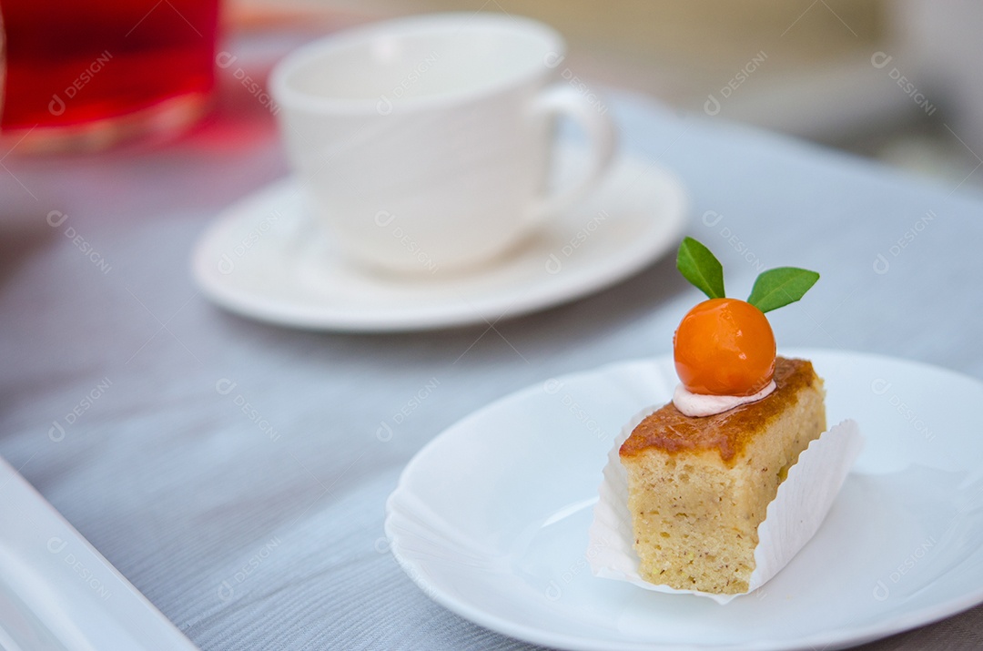 Delicioso bolo no prato na mesa.