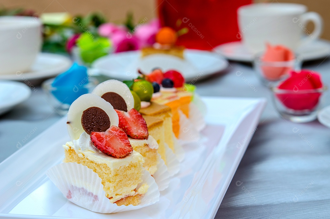 Delicioso bolo no prato na mesa.