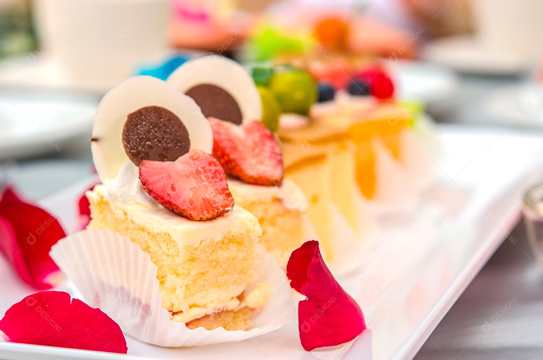 Delicioso bolo no prato na mesa.