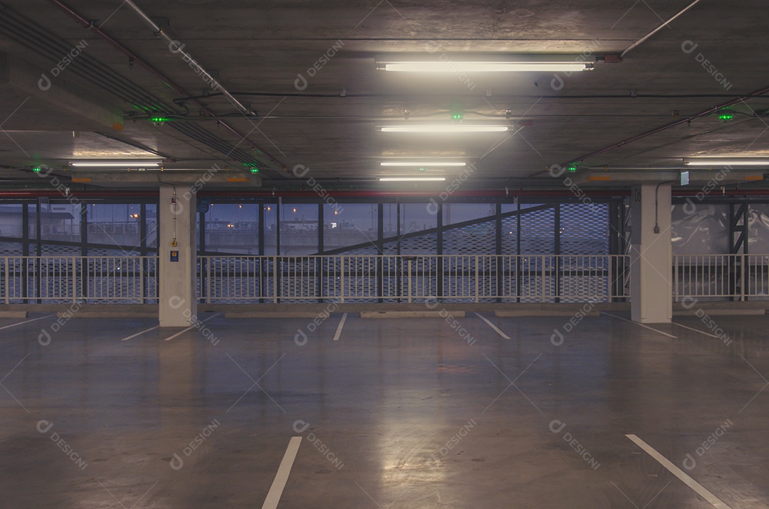 Grande estacionamento, garagem vazio.