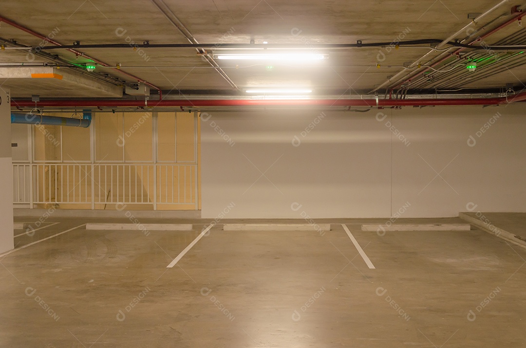 Grande estacionamento, garagem vazio.