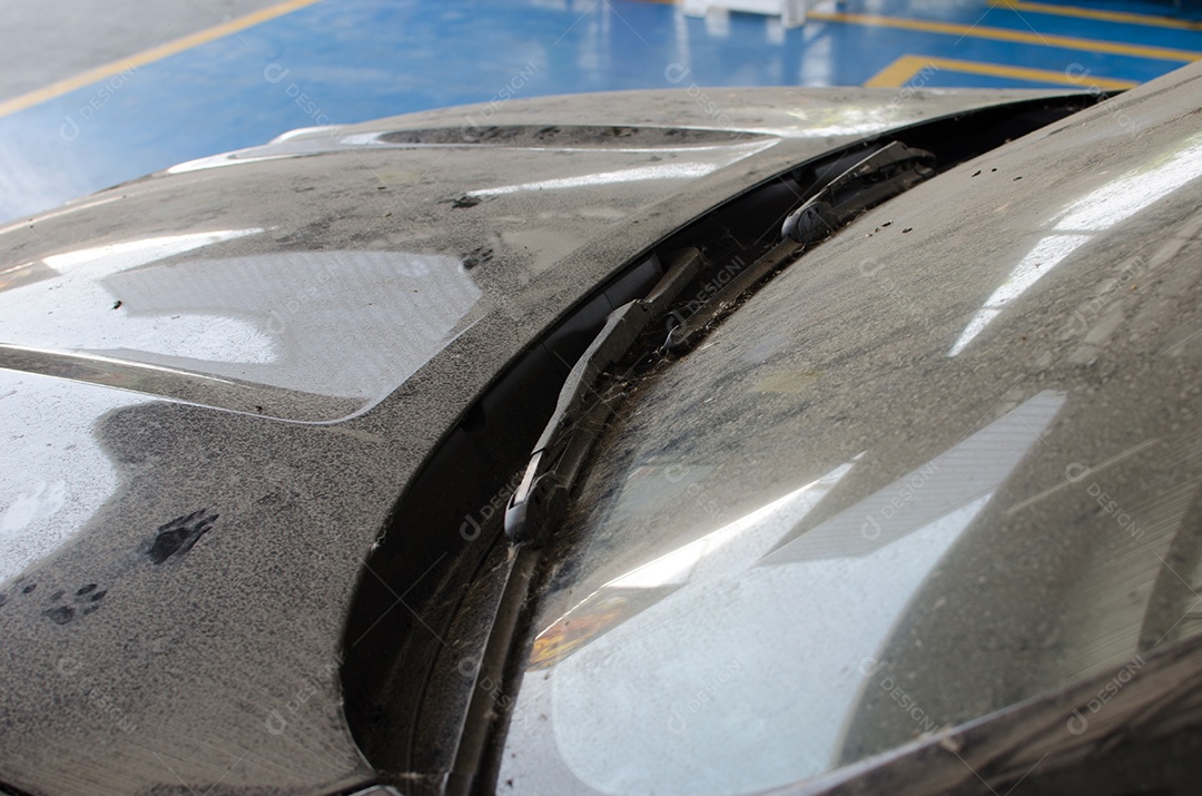 A janela suja de carros de luxo.