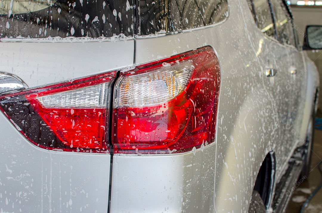 Lavagem de carro com espuma na lavagem de carro.