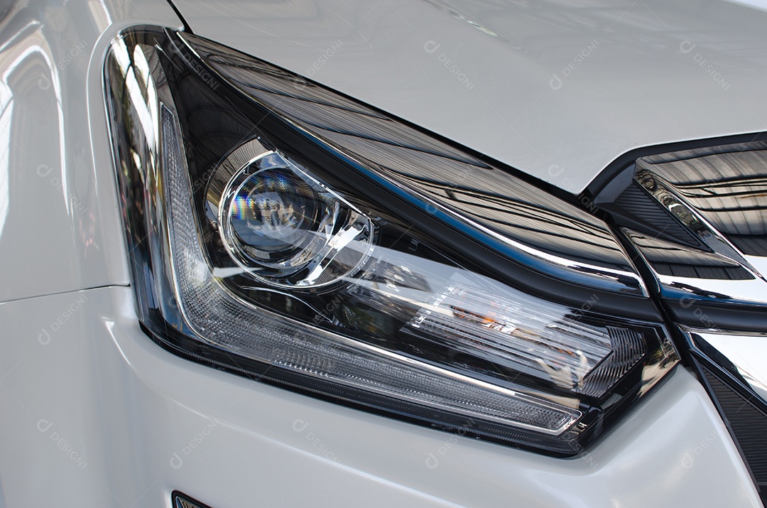 Detalhes exteriores do carro moderno Farol de um carro desportivo moderno.