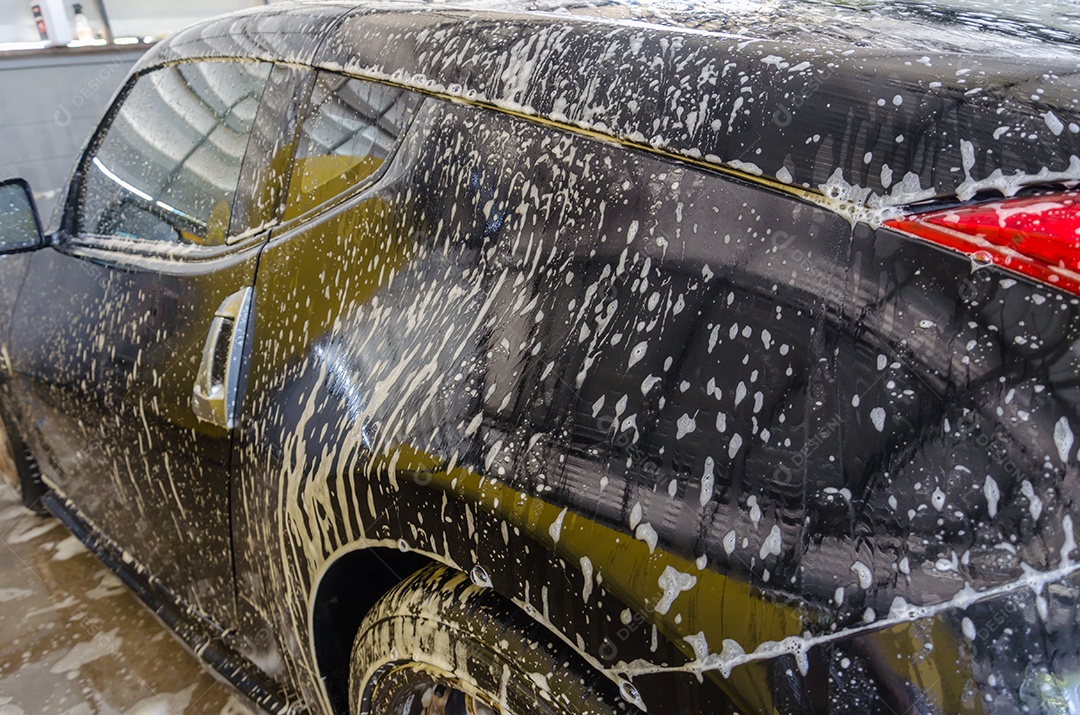 Lavagem de carro com espuma na lavagem de carro.