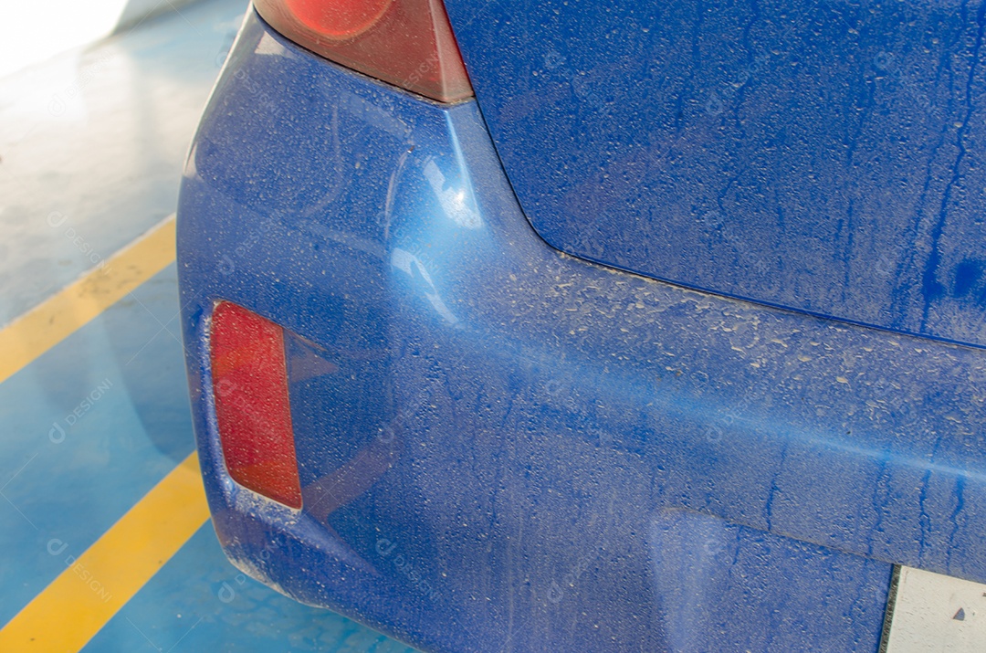 Sujeira na parte de trás do carro desfocado.