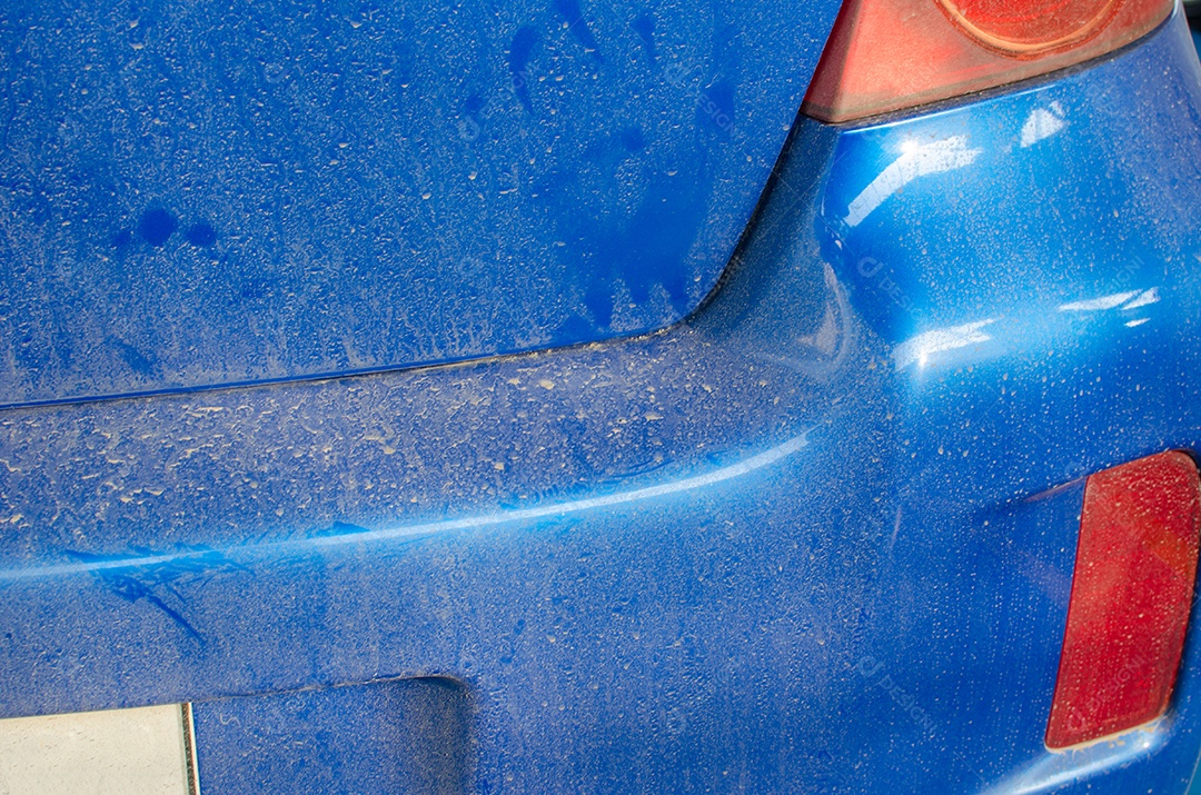 Sujeira na parte de trás do carro desfocado.