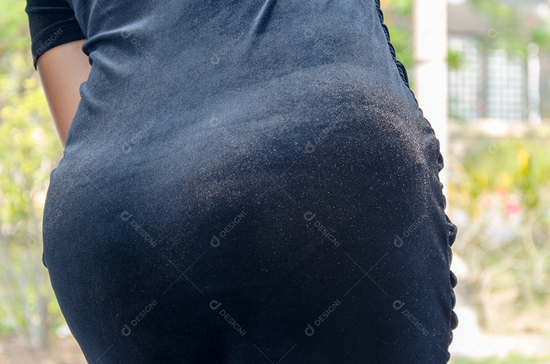 Mulheres vestindo vestido preto bunda grande.