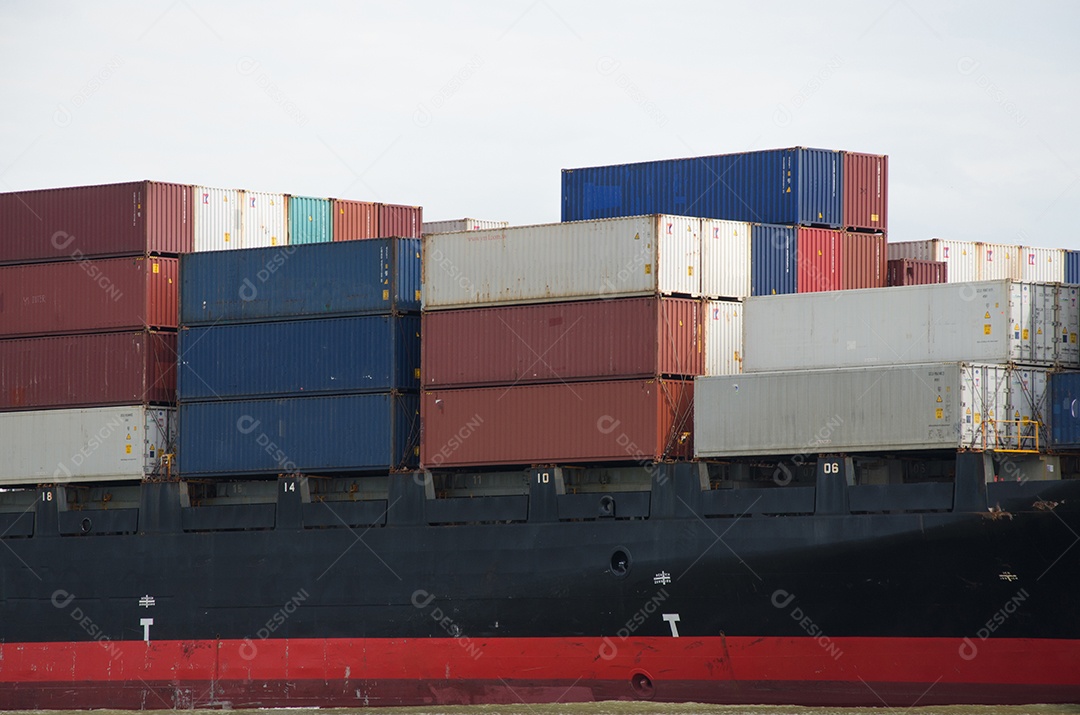 Conceito de exportação de importação de estaleiro de porto de transporte, envio por contêiner.