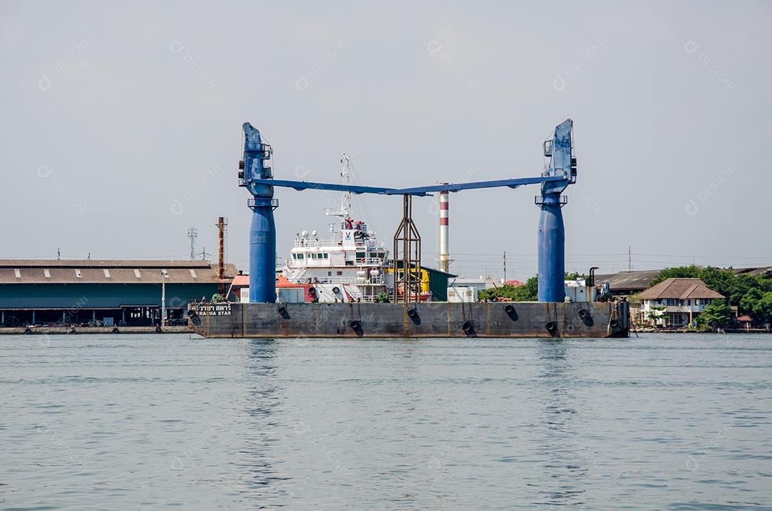 Estaleiro vazio no porto.