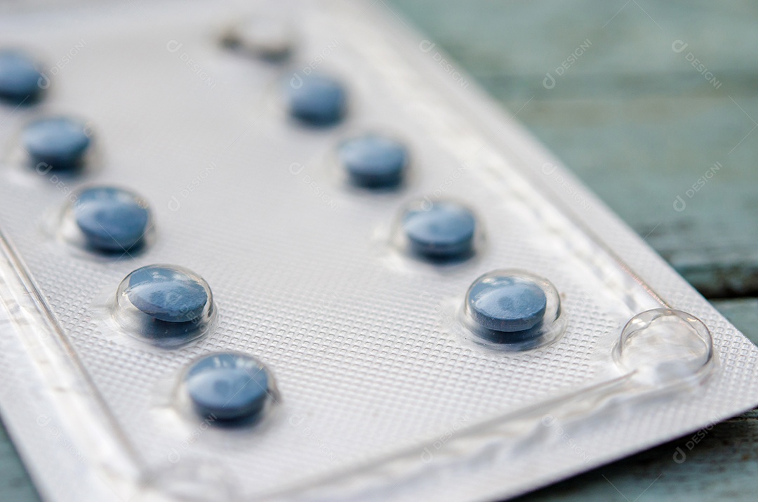Comprimidos em blister em cima da mesa.