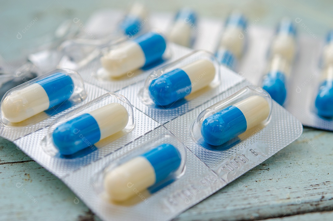 Comprimidos em blister em cima da mesa.