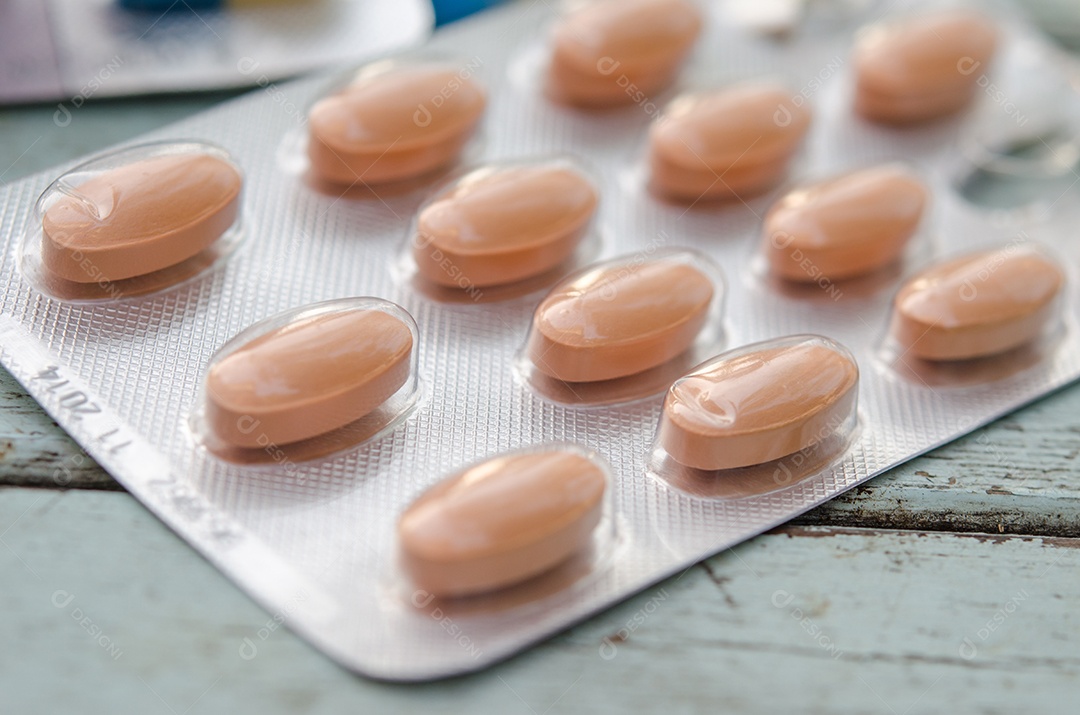 Comprimidos em blister em cima da mesa.