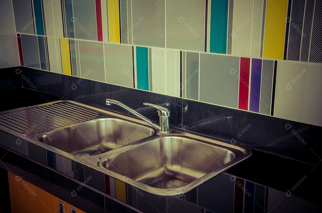 Interior moderno da pia da cozinha.