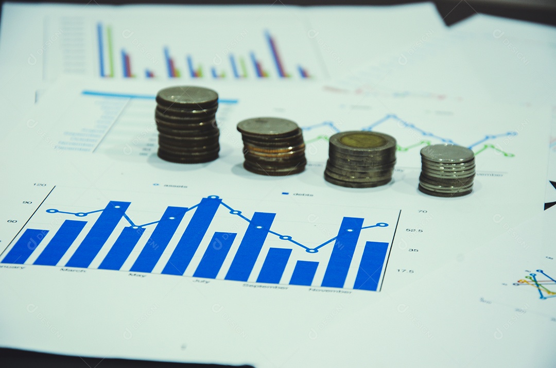 Local de trabalho de negócios com papéis para planejamento financeiro.