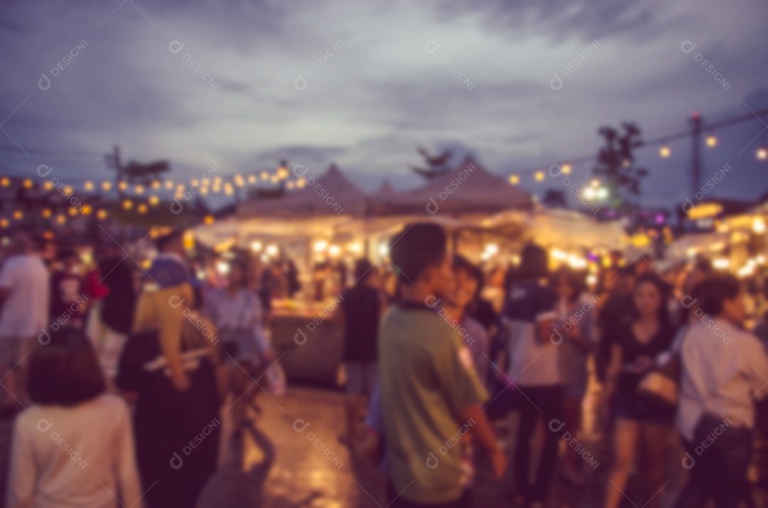 Desfocar o mercado noturno de comida do festival para uso em segundo plano.