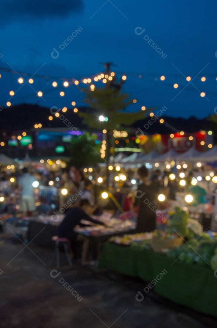 Desfocar o mercado noturno de comida do Festival para uso em segundo plano.