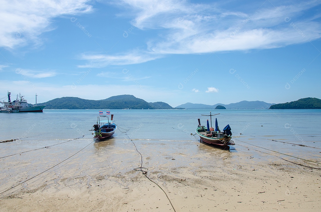 Barco de pesca no mar.