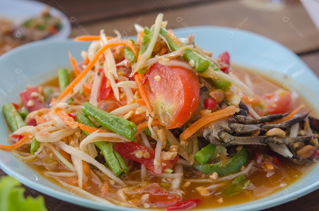 Salada de mamão tailandês no prato.