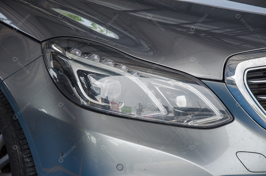 Faróis modernos do close up do carro.
