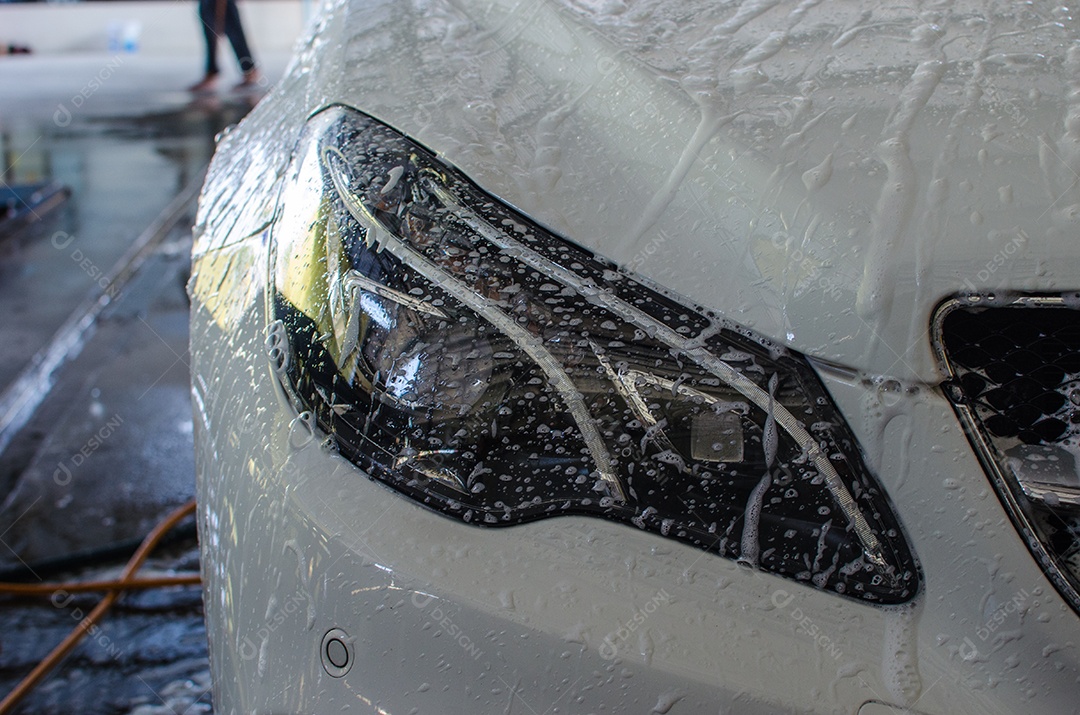 Faróis de carro e espuma de lavagem de carro.