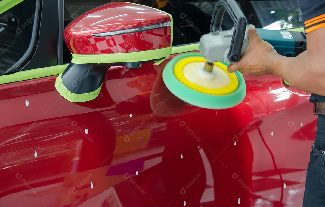 Mãos com polidor automático. cera de carro.