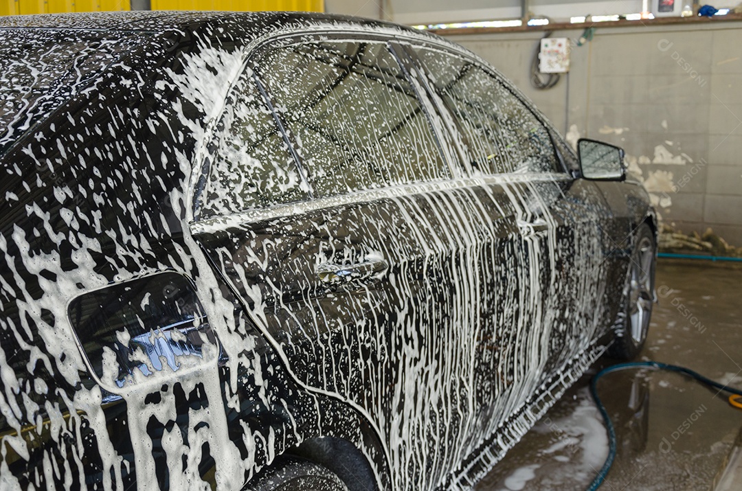 Lavagem de carro com espuma na lavagem de carro.