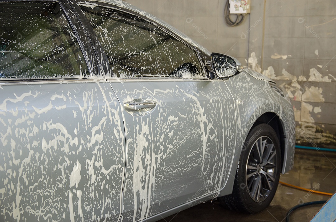 Lavagem de carro com espuma na lavagem de carro.
