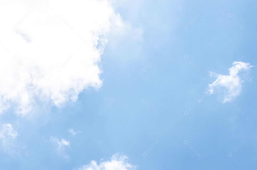 Nuvens bonitas e um dia de céu azul.