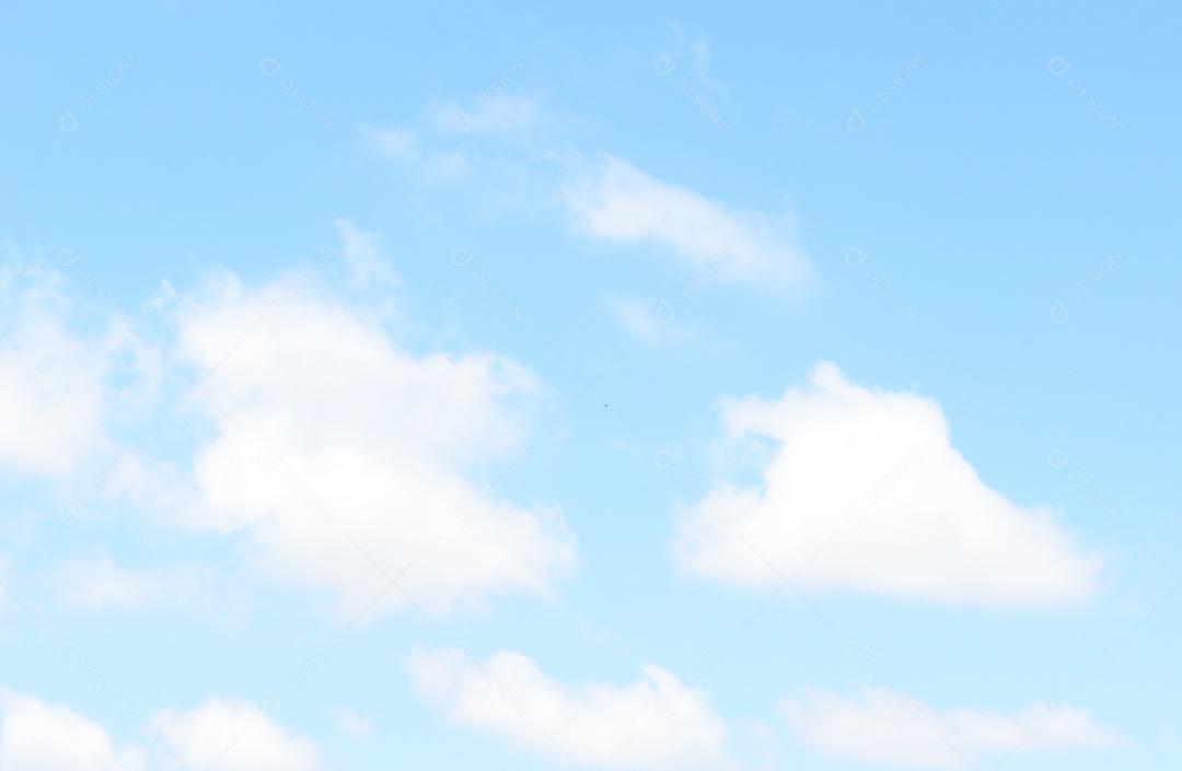 Nuvens bonitas e um dia de céu azul.