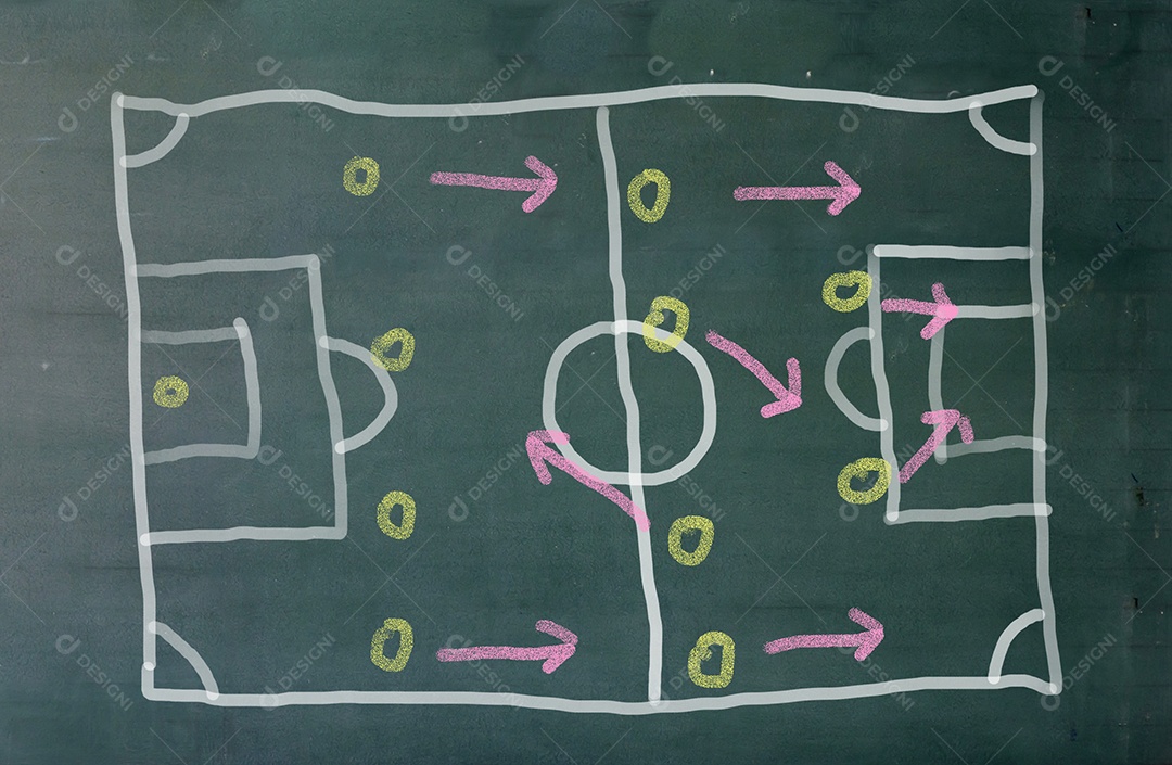 Planos para jogar futebol em um quadro-negro.