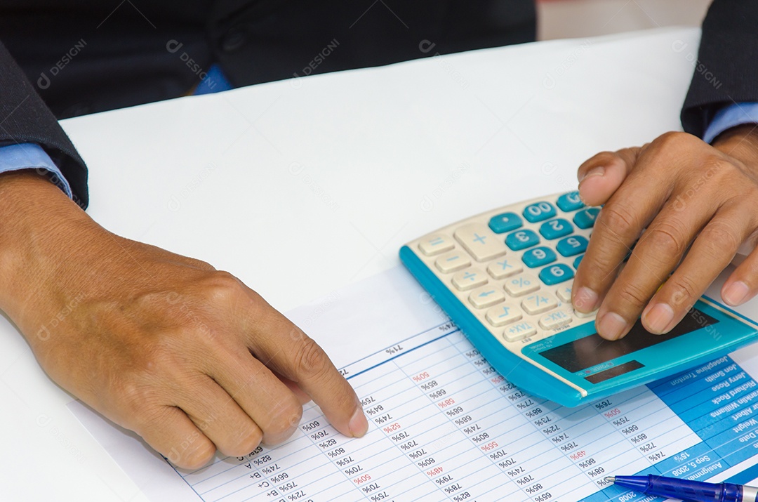 Documento e colocado em uma calculadora de mesa.