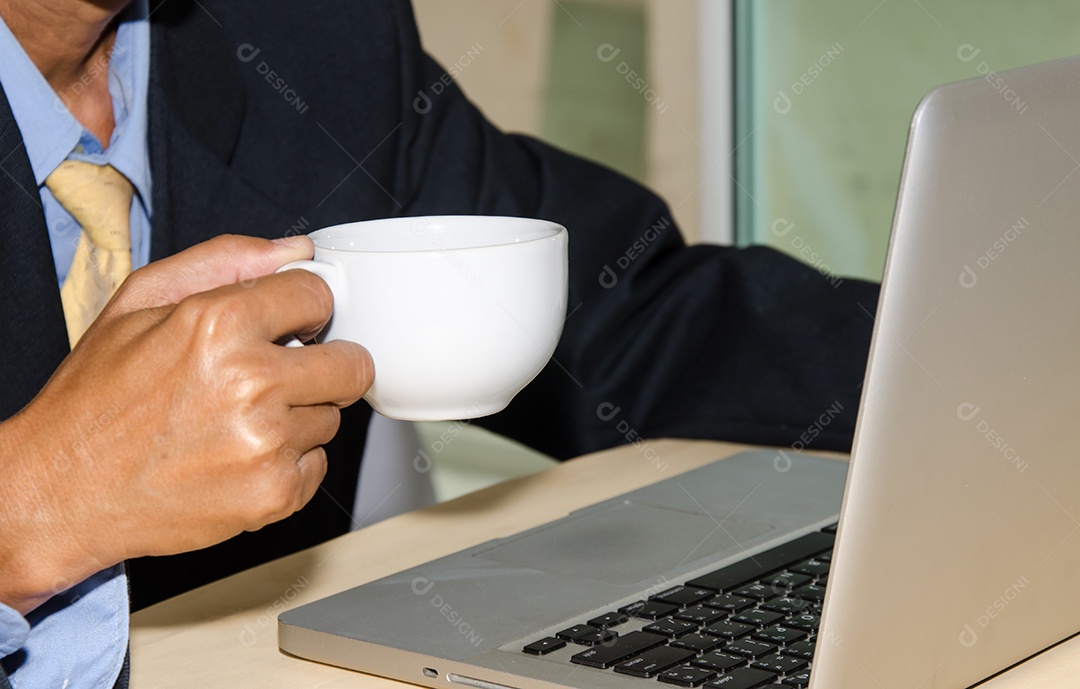 Uma xícara de café com um computador.