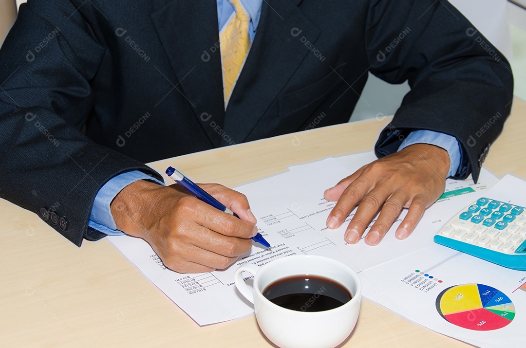 Escrita à mão com uma caneta, relatório financeiro.