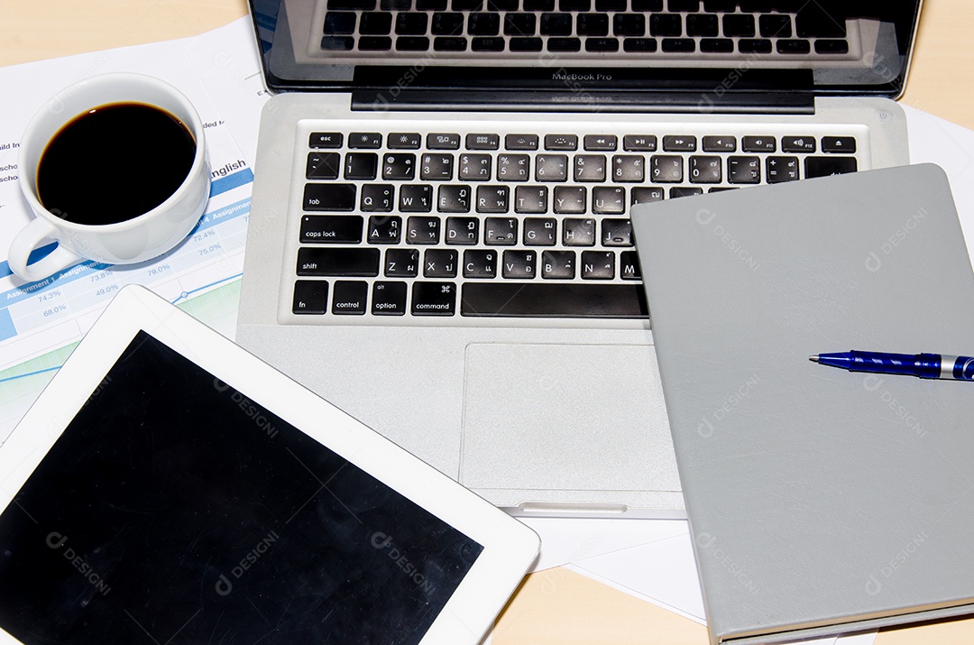 Computadores e livros e canetas na minha mesa.
