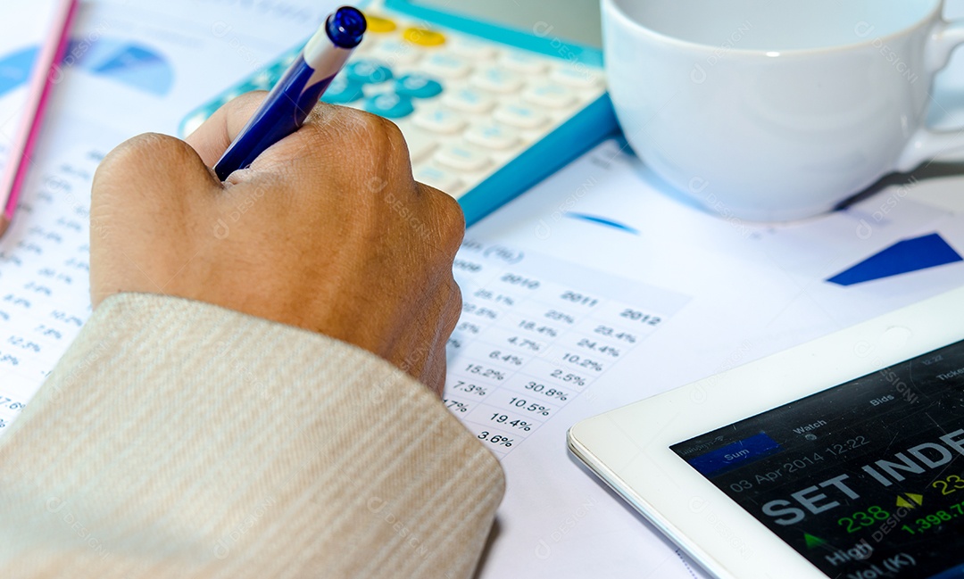 Escrita à mão com uma caneta, relatório financeiro.