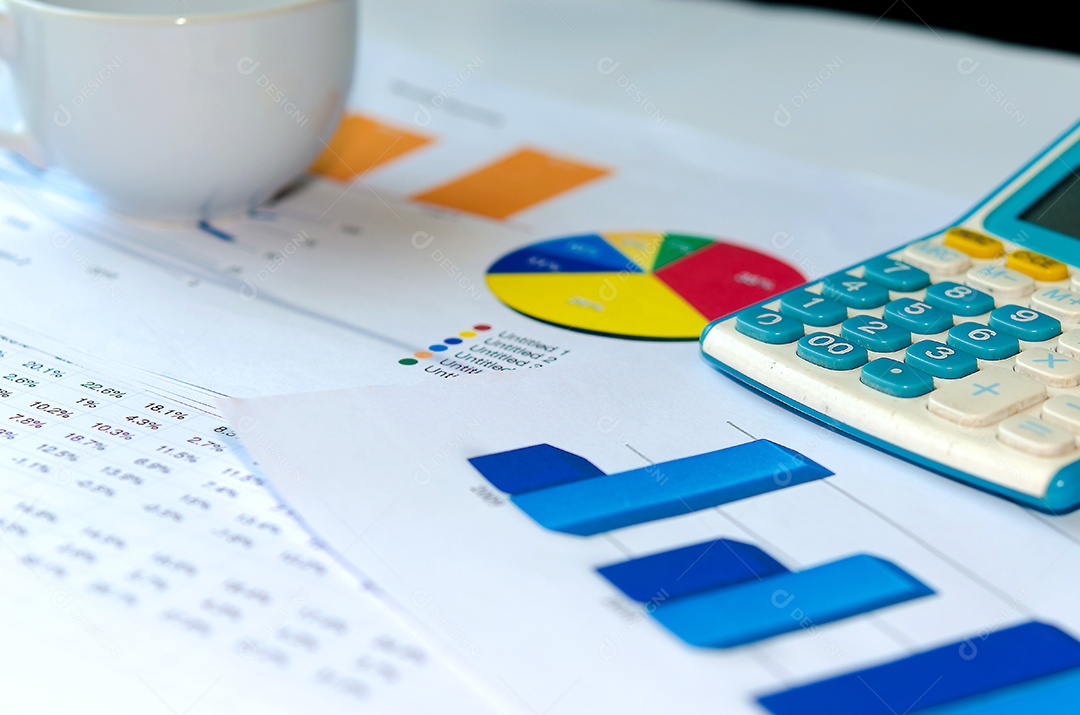 O gráfico de negócios e a calculadora são colocados na mesa.