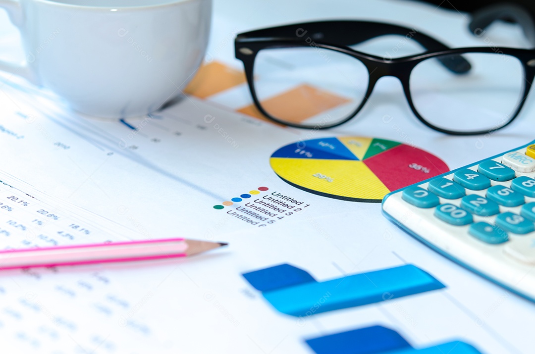 O gráfico de negócios e a calculadora são colocados na mesa.