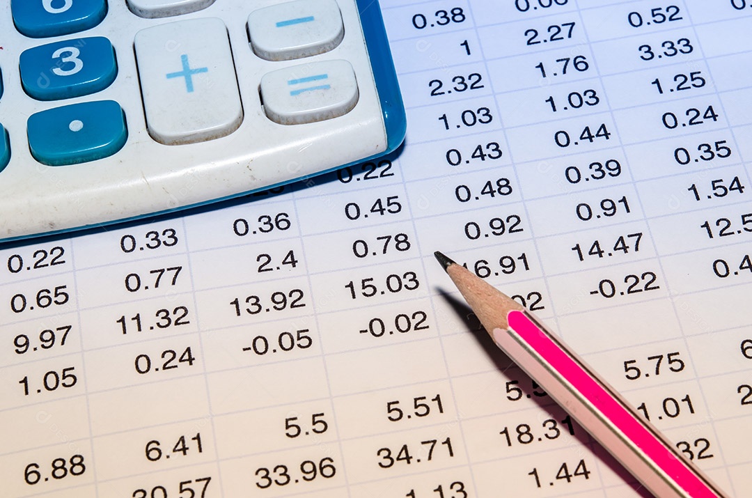 Documentos contábeis e uma calculadora colocados à mesa.