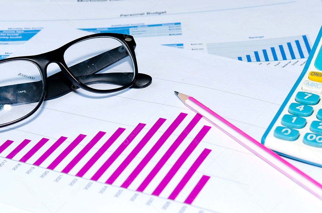 O gráfico de negócios e o lápis são colocados sobre a mesa.