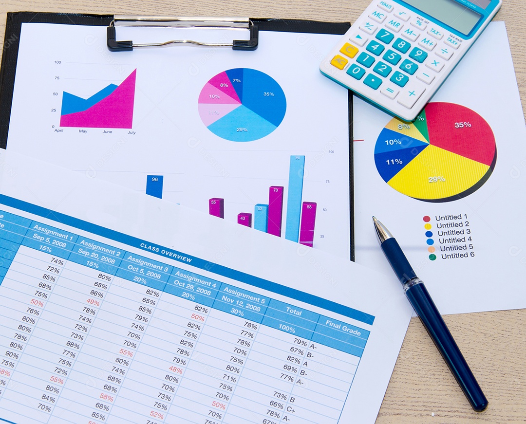 Prancheta e gráfico e calculadora na mesa.